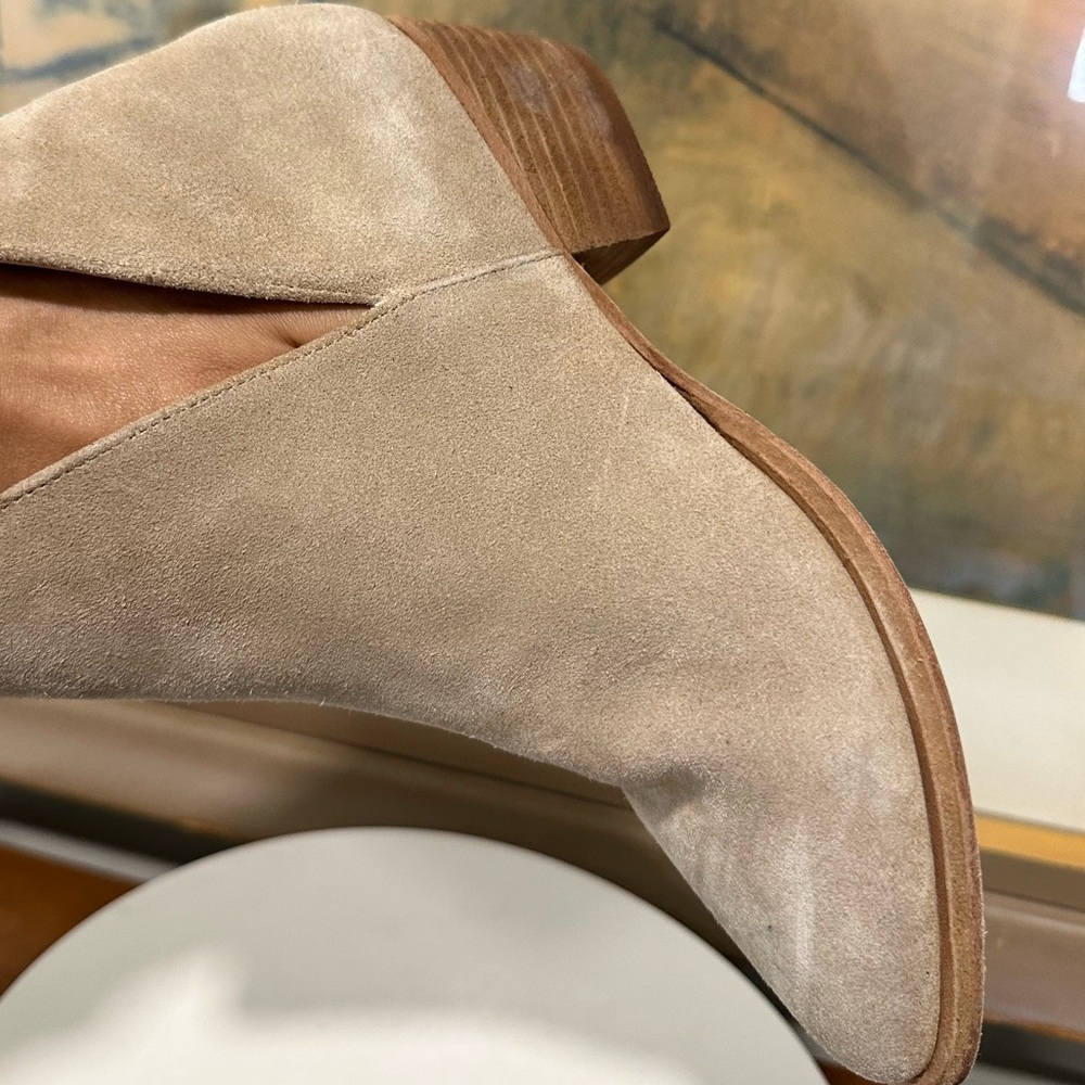 🌸FREE PEOPLE🌸 Charm Double V Camel Suede Ankle Boot Size: 36.5 - Picture 10 of 14